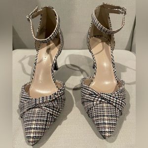 Kelly and Katie Pump